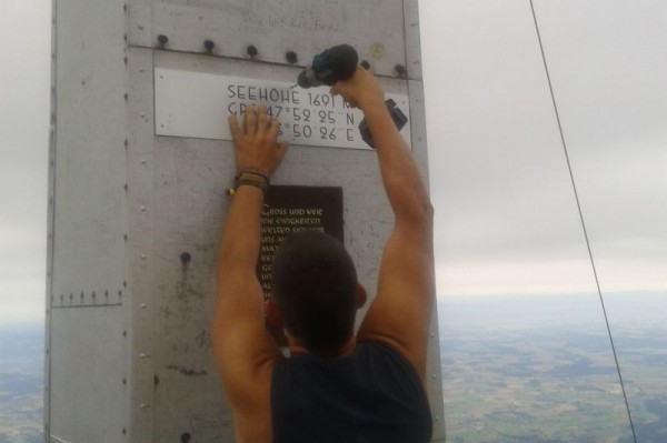 Traunsteinkreuz mit neuer Hinweistafel versehen