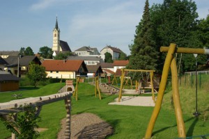 Großzügiger Spielplatz in Roitham vor Eröffnung