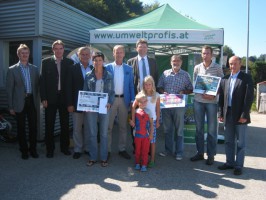 Drei glückliche Gewinner beim Informationsstand im ASZ Seewalchen gezogen