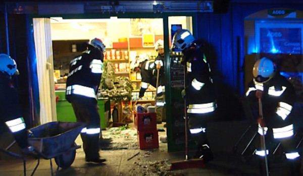 Grünau: mit Kleinbus im Rückwärtsgang in Supermarkt gekracht