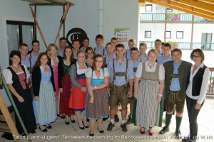 Landjugend Vorchdorf baut Terrassenüberdachung des Bezirksseniorenheimes