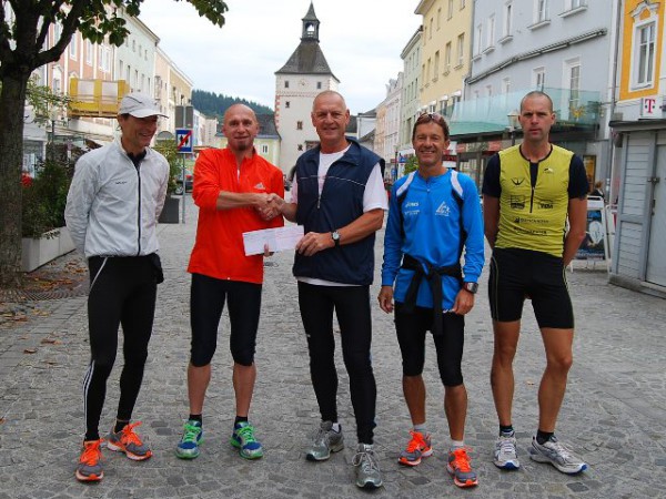 Stadt Vöcklabruck unterstützt Benefiz-Laufaktion