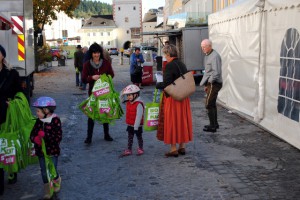 "Bio macht schön": Grüne verteilten Bio-Baumwolltaschen
