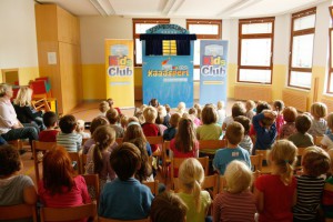 Gmundner Milch Kaaasperl-Theater erklärt wie die Löcher in den Käse kommen