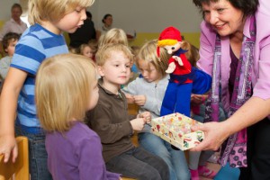 Gmundner Milch Kaaasperl-Theater erklärt wie die Löcher in den Käse kommen