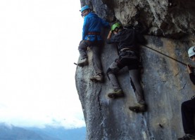 Schüler erleben Grenzerfahrungen in Salzkammergut Klettergebieten