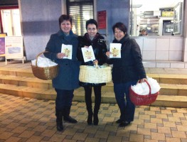 Martina Gast (Ampflwang), Doris Margreiter (Gampern) und Waltraud Nigl (Aurach) verteilten am frühen Morgen am Bahnhof eine kleine Stärkung und Notrufnummern, um die vorbei kommenden Frauen gegen Gewalt zu stärken