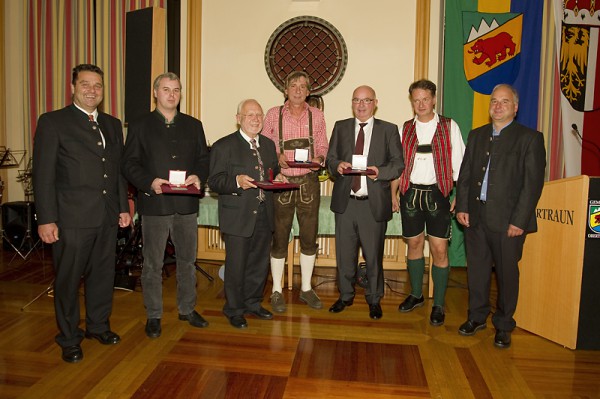 Bürgermeister Egon Höll, HBI aD. Hannes Köberl, Kons.Rat August Stögner, Herbert Beiskammer und Johann Froschauer vom Land OÖ., Gemeindevorstand Christof Eggenreitter und Vizebürgermeister Stephan Höll bei der Verleihung der Ehrenmedaillen