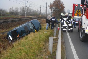 Unfall auf der B1 - nach Schleudermanöver neben Bahngleisen gelandet