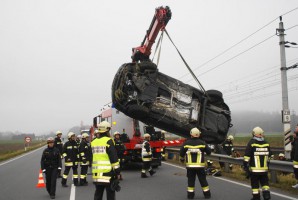 Unfall auf der B1 - nach Schleudermanöver neben Bahngleisen gelandet