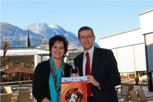 Tourismus und Handel profitieren gegenseitig vom neuen „Wellness-Shopping“-Angebot der Eurotherme in Bad Ischl. Monika Quell vom Wirtschaftsforum und Eurothermen-Generaldirektor Markus Achleitner haben das neue Produkt gemeinsam präsentiert