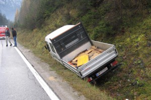 Aufräumarbeiten nach Verkehrsunfall