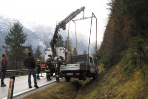 Aufräumarbeiten nach Verkehrsunfall