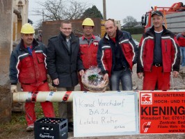 Gemeinsam mit der Baufirma feierte Bgm. DI Gunter Schimpl (2.v.l.) die Verlegung des "letzten Kanalrohrs"