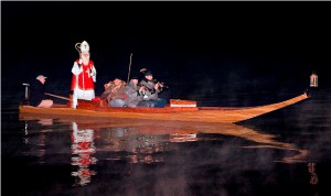 In Obertraun kommt der Nikolaus über den See