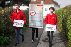Bad Ischl: Volkshilfe demonstriert mit Kühlschränken auf zwei Beinen gegen die Schande Armut