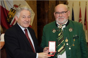 Dr. Martin Gschwandtner und E-HAW Gerhard Zopf mit silbernen Verdienstzeichen ausgezeichnet