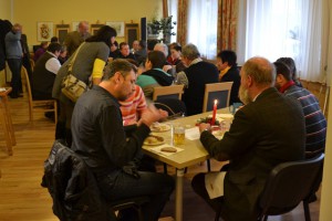 250 Gäste feiern den "Bratwürstlsonntag" im Lebenshaus!