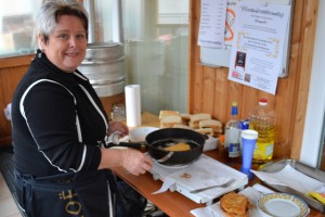 250 Gäste feiern den "Bratwürstlsonntag" im Lebenshaus!