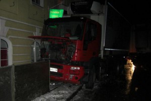 LKW Unfall durch glatte Fahrbahn in Oberweis