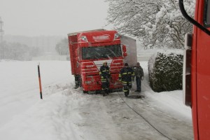 LKW-Bergung in der Linzerstraße in Attnang