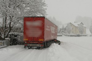 LKW-Bergung in der Linzerstraße in Attnang