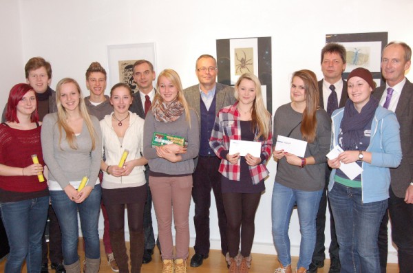 STRAHLENDE GESICHTER BEI ERÖFFNUNG DER SCHÜLERAUSSTELLUNG