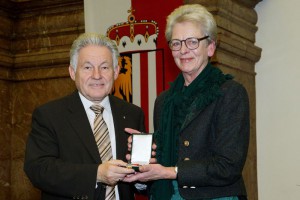 Seewalchen: Kulturmedaille des Landes OÖ für Gexi Tostmann