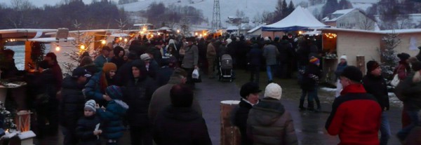 Stimmungsvoller Straßer Adventbeginn Straß im Attergau