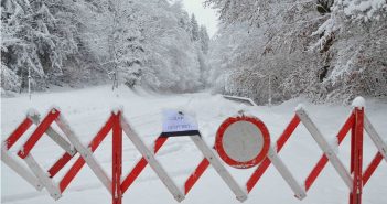 Lebensgefahr – Stadtgemeinde sperrt alle Grünberg-Wanderwege Winterchaos auf den Straßen im Salzkammergut