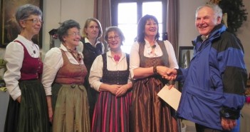 Goldhaubenfrauen spenden 5000 Euro für Lebenshilfe Goldhaubenfrauen spenden 5000 Euro für Lebenshilfe