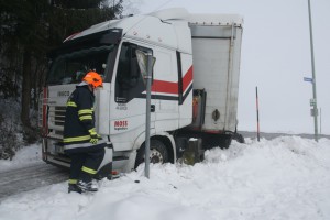 LKW Bergung nach missglücktem Wendemanöver in der Steinhüblstraße