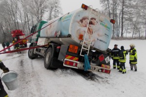 Heizöltransporter drohte in Niederthalheim umzustürzen