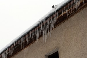 Eiszapfen an Häusern zeigen meist, dass das Gebäude zu viel Wärme verliert