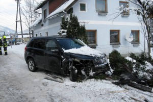 Bad Goisern: Verkehrsunfall in Steeg - Unfalllenker rammte Gartenzaun