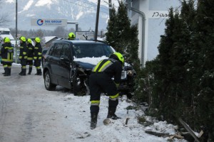Bad Goisern: Verkehrsunfall in Steeg - Unfalllenker rammte Gartenzaun