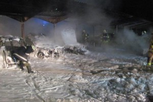 Ebensee: fünf Fahrzeuge ausgebrannt - Explosionsgefahr durch Gaslager