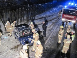 Bad Ischl: von Straße abgekommen - Auto landete am Dach | Foto: FF Pfandl