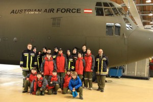 Pinsdorf: Feuerwehrjugend zu Gast bei Rosenbauer und Fliegerhorst