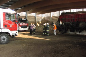 Puchheim: LKW-Anhänger beim Entladen umgestürzt
