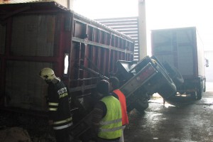 Puchheim: LKW-Anhänger beim Entladen umgestürzt
