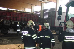 Puchheim: LKW-Anhänger beim Entladen umgestürzt