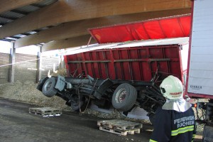 Puchheim: LKW-Anhänger beim Entladen umgestürzt