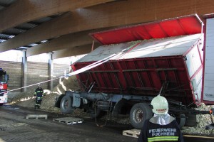 Puchheim: LKW-Anhänger beim Entladen umgestürzt