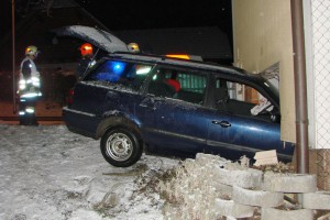 Scharnstein: Autofahrer kracht frontal in Hausmauer