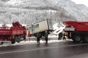 Komplizierte LKW-Bergung in Bad Ischl