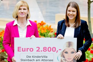Weihnachts-Packerlstand bringt KinderVilla Steinbach am Attersee Spende | Foto: Varena