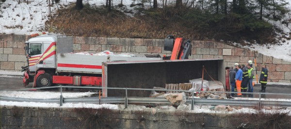 Umgestürzter LKW-Anhänger blockierte Salzkammergut Bundesstraße B145