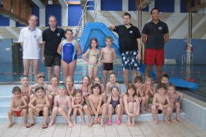 25 Wasserratten erlernen im Kinderschwimmkurs das Schwimmen