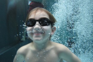 25 Wasserratten erlernen im Kinderschwimmkurs das Schwimmen